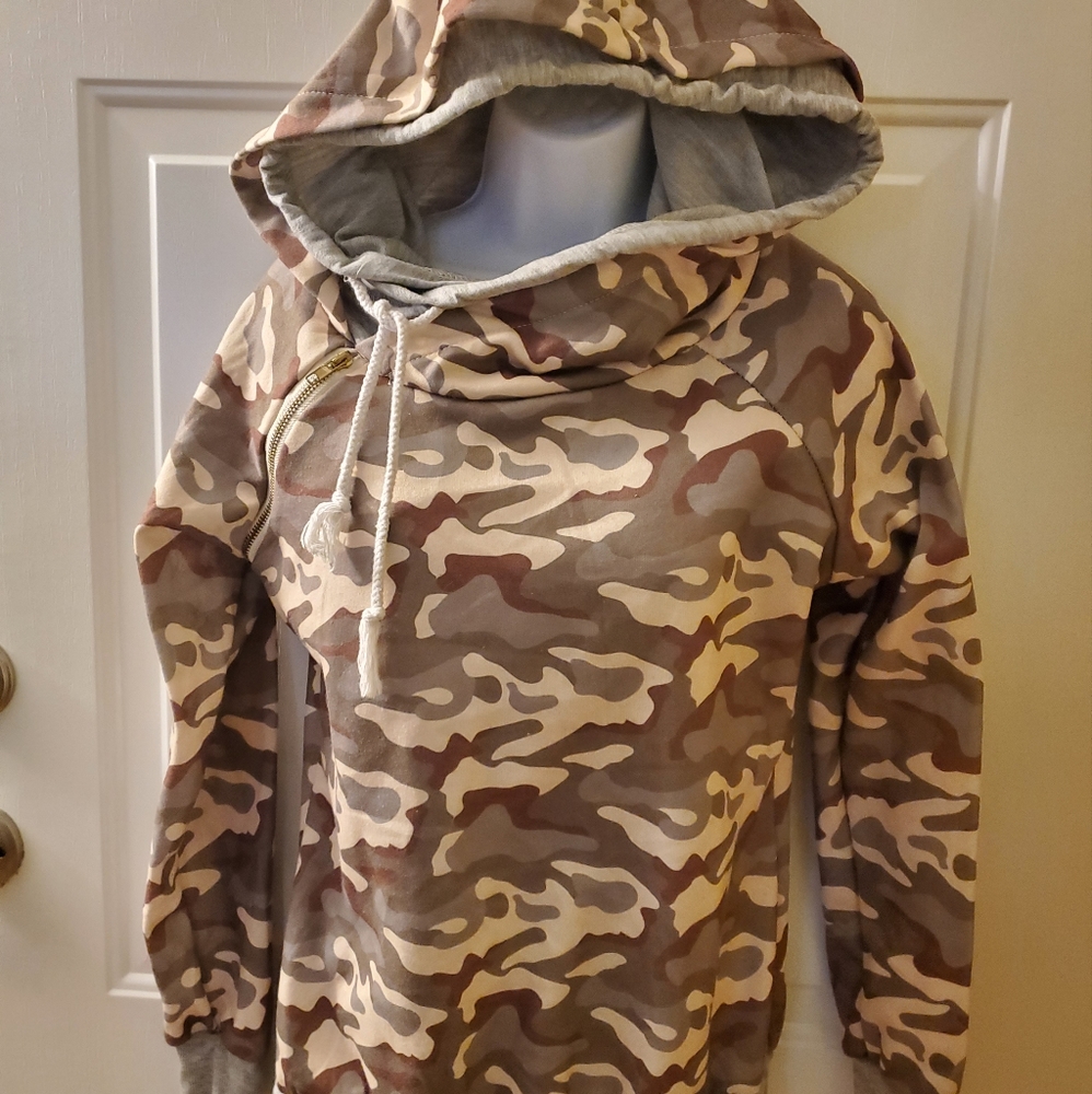 Cute fun Camo Sweatshirt Jr sz M